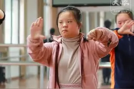 惊艳全网！她或许是全国唯一能川剧“变脸”的唐氏女孩，19年来母亲从未放弃她（来源：央视新闻 黄金三十分 制作：周小榆）#唐氏综合征 #变脸 @天眼新闻视频封面