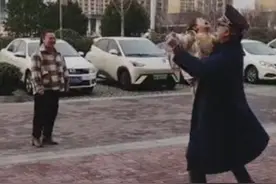 52岁保安爷爷@幼儿园保安 “花式”哄娃，一路跳舞把孩子交到妈妈手中视频封面