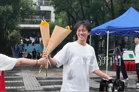 2025高考安徽首批完考学生： 三年高中学习圆满落幕 多年之后我可能记不得考题 一定记得第一个冲出考场的那个下午

大皖新闻讯  6月9日上午 2025年安徽高考化学和地理科目考试结束，
意味着选考物理、化学、地理三门学科的考生 完成了所有科目的考试
随着考试铃声的结束，考生们在鲜花和欢呼声中冲出考场。
“多年之后，我不会记得考试题目，但我一定会记得我第一个冲出考场。”考生周同学第一个冲出考场后对记者说。
考生马同学兴奋地说：“三年很长又很短，感觉高中圆满了。”她还想对父母三年的陪伴说声感谢。
大皖新闻记者于源绮
#2025高考 #2025高考加油