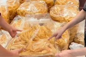 家人们，滋补专场记得预约起来 尽力了，中间笑场不明显吧、为了6号的直播专场我也是拼了、我婆真的是好配合啊，笑死我#滋补佳品 #进补视频封面