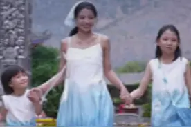 网红#小英一家 考虑让女儿出国留学，曾被曝出“送养女孩”，目前粉丝量达500万，商品橱窗带货246万件视频封面