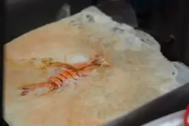 仙贝源自日本的古法新作，仙贝就是煎饼，把食材放在膨化器之中