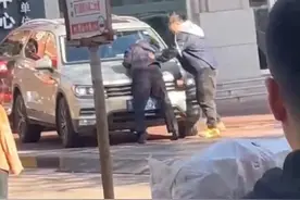 老人趴在车前不让走，司机多次开车顶撞并殴打老人，知情人：电动车挡路，老人给司机挪车时 买的虾被压了#相互尊重相互理解 #黑龙江dou知道 #社会百态视频封面