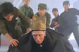 魏忠贤穿越到了现代，本以为武功天下无敌，怎料被高科技轻松拿捏视频封面