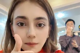 中国舅妈生日，俄罗斯小老外参加广东家宴太震撼了， 一桌菜盘子都放不下，吃的过瘾！#换种方式记录生活 #中外家庭 #老外吃中餐 #老外说中文视频封面