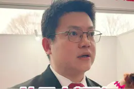 曾为众多上海市民夜间出行提供方便的公交夜宵线，近年来遭遇运营亏损加剧的困境。市人大代表陈俊杰建议，拓展上海智能网联汽车应用场景，试点“无人”夜宵巴士。市交通委回应，已有这方面的考虑和政策储备，中运量或将成为试点方向。（资料：话匣子）视频封面