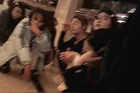 #温州多家私人影院暗藏涉黄窝点 ，记者暗访发现690元套餐可骑乘式搂搂抱抱、亲胸部、亲嘴，#790元套餐可舌吻、触摸隐私部位等 ，工作人员称“女孩都玩得开的，若对套餐中服务有一项拒绝的，立马换女孩”