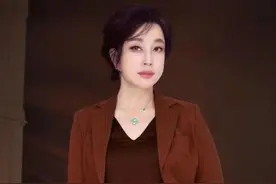 为何刘晓庆70岁还是饰演16岁少女？直到看见她和林青霞的合影，答案一目了然 #刘晓庆 #林青霞 #明星情史 #娱乐资讯 #明星人物传视频封面