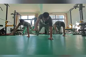 一套高原战士的花式俯卧撑教学，分享给大家。（李嘉晖 、张寅 、冉禄霜）#高原战士 #健身 #年后减肥