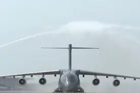 最高礼遇！机场“过水门”迎接志愿军烈士遗骸回家