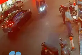 泰国一伙人专门袭击印度游客：骑车冲向他们拍打头部，有时还会吐口水视频封面