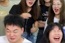 #百变游戏  翻牌挑战双人版，同事之间可真默契啊！ @百变公司视频封面
