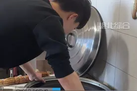 山东男友第一次到丈母娘家过年，帮忙刷碗一用力把大锅拆了，第二天去地里挖土糊泥补救。视频封面