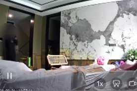 #小区保安私自跑进业主别墅看酒  徐阿姨的房子买在长兴明璟湾，是一套285方的别墅，当初是样板房，连家具花了980万，6月份刚刚交付。9月26号，徐阿姨突然接收到房间内监控报警。结果看到小区保安，走进家里，还走到了厨房里，拿起酒看了起来...这是怎么回事？ #浙江dou知道 @抖音短视频视频封面