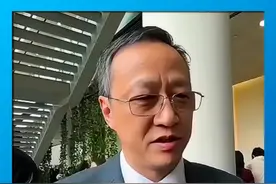 近年来，“聊什么手机App就推什么”“刚说过想买什么东西下一秒就收到推送”的现象愈演愈烈。1月14日，市政协常委游闽键走进委员现场咨询活动。他建议，各监管部门应通力合作，加大事前、事中、事后全链条监管，加大对侵犯用户隐私App的曝光、处罚力度。（资料：新民晚报）视频封面