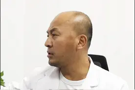 老人来看诊往往很多时候说不清自己问题，或者听不懂医生提问，在这里提醒各位年轻人，如果父母来看诊，能陪同的尽量陪同#动脉瘤 #脑血管医生邓剑平视频封面
