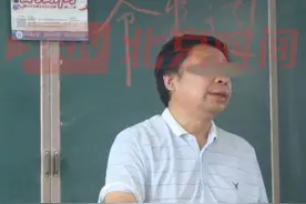 近日，湖北黄冈麻城市一民办中学男教师被发现死在学校宿舍。11月26日，北京时间独家采访其女儿：执教高三十余年，工作强度很大。早晨6点出操，晚上查完寝才能休息，住在学校就是为了孩子们。学生们集体发声：很好的老师！视频封面
