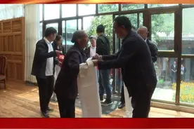 杨振林 杨海强看望慰问老党员并颁发“光荣在党50年”纪念章视频封面