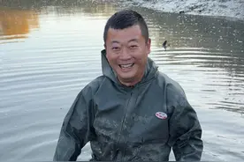 老铁们，水上餐厅设计这几天就出来啦~！这几天先捞捞鱼摸摸虾~！#我的乡村生活 #户外捕鱼 #抓鱼了视频封面