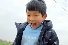 陪宝宝挑战独木桥，小星星泪奔放弃，在爸爸的安慰下能顺利通关吗视频封面