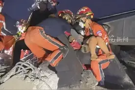 #被埋压超60小时 中国救援力量在缅甸曼德勒 救出一名5岁女孩和一孕妇 #缅甸地震 #地震救援 #中国力量视频封面
