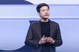 雷军：小米的芯片要对标苹果 在5月22日晚间的小米发布会上，雷军详细介绍全新玄戒O1芯片，并全方位和苹果芯片跑分进行了对比，雷军表示：“苹果是全球顶尖水平，不可能一上来就吊打。”雷军说，不去试一试，就永远不知道！#小米战略新品发布会