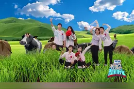 #石凯的脸抠到了牛头上  @石凯  在游戏中需要在绿幕拍摄甜蜜小视频环节成为“小绿人”扮演道具，最后大合影的时候因为错位效果，看起来竟然像脸抠到了牛头上，引得全场爆笑~视频封面