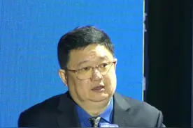 在#第十三届中国大学生电视节  思政论坛上，中国教育电视台党委书记、台长袁小平表示， #思政课  怎么上，不是一个老师、一个学校的事，而应集全社会之力，运用多种方式，与时代同向、与人民同频、与生活共振、与实践同行。#高校思政创新发展主题活动视频封面