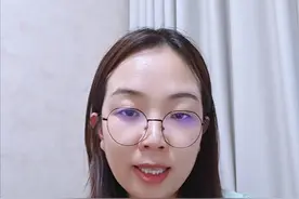 有的局限期小细胞肺癌会出现脑转移而发展为广泛期，部分患者只有脑转移，胸部没有进展，也没有其他地方的转移，该怎么治疗呢？
脑转移要进行放疗，是局部病灶的SRS还是全脑局部推量要根据病灶多少，位置，治疗需求而定。
全身治疗要不要上，出现脑转移主要是血液循环里有了癌细胞，理论上是要全身治疗，但如果脑转移灶很少，患者体质不好或化疗不耐受，全身治疗也会延后进行。如果没有明显的肺炎，可考虑免疫联合化疗!#肺癌 #小细胞肺癌 #脑转移 #科普视频封面