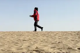95后女孩在戈壁5年，为留守老人播种绿洲 #一百个关于她的故事 #快递员 #最棒的体验视频封面
