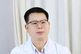 想口腔溃疡别当“狠人”，试试这个小方法，不痛好得快#口腔溃疡 #痛 #科普 #硬核健康科普行动  #口腔溃疡小妙招视频封面