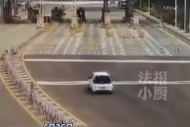 俩男子开“老头乐”混迹高速车流，交警细看之下才发现，随后急忙尾随护送其就近驶离。事后，驾驶员辩称，是跟着导航才一路拿卡上高速的。#老头乐  #高速行车安全  #宁夏吴忠视频封面