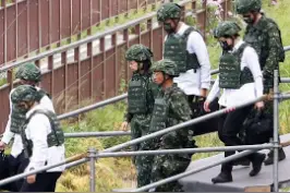 【台军特种兵训练直升机奔袭 专家：演练蔡英文逃跑】近日，台特战部队搭乘“黑鹰”直升机演练驰援滩岸的情形。专家表示，该演练一是练增援，二是练逃跑，为蔡英文等“台独”首恶分子从岛内向其他地方转移提供演练。视频封面