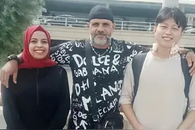 中国小伙“追”到巴勒斯坦姑娘④：中国小伙跨越6000多公里，穿越战火无惧生死也要把巴勒斯坦爱人带回中国，混血宝宝丝滑办出中国户口，“她终于是百分百中国人了，我不担心了……”#人世间 #钱江年录视频封面