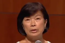 中国人的爱国是刻在骨子里的！回顾2016年，台湾作家龙应台在香港大学演讲时，不知道《我的祖国》怎么唱，全场观众齐声唱给她听。视频封面