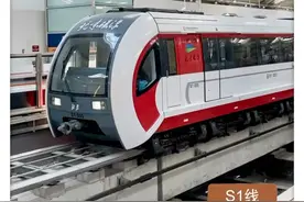 你知道吗，#北京也有磁悬浮列车！S1线是北京首条磁悬浮列车示范线路。相比普通地铁列车，磁悬浮列车爬坡能力更强，适合门头沟的起伏地形。S1线穿梭于城市与山丘之间，一路上美景不断，车窗和座椅更宽敞，更适合拍照赏景。（视频来源：北京日报）#北京dou知道