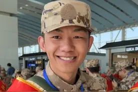 3月19日，山东济南，入伍新兵从山东奔赴新疆，起飞前和女友不舍视频，面对镜头说出未来规划的样子甜蜜又羞涩，满满都是爱。#入伍  #新兵视频封面
