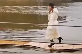 刺激！女子穿羽绒服高跟鞋挑战“轻功水上漂”，网友全程捏一把汗视频封面