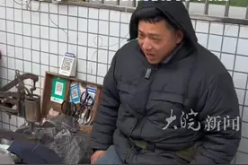 #双腿残疾男子街头修鞋8年 ，一口流利英语 发音纯正，“小学毕业 #跟着收音机自学英语 ”视频封面