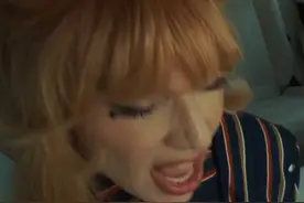 Lady Gaga在拼车卡拉OK献唱《Die with a Smile》，温暖动人的旋律加上她标志性的磁性嗓音，搭配星星眼妆与复古卷发，为冬日注入一丝暖意✨#LadyGaga  #DieWithASmile  #拼车卡拉OK  #欧美音乐视频封面