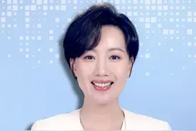 科技未来时丨机器人的上限在哪？ 2025年4月19日，北京亦庄举办了全球首个人形机器人半程马拉松！人类马拉松运动员与人形机器人马拉松“跑者”首次同时站在同一赛场、同一时间起跑。人工智能与竞技体育如何实现融合，科技未来时，与您一同关注视频封面