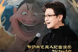 独家专访太乙真人配音演员张珈铭：成绩属于幕后4000多位工作 《哪吒2》火了、“太乙真人”火了，有很多人给张珈铭留言，表达自己的喜欢，张珈铭很希望观众能给他们提提意见、打打分。他认为，这份成绩也应该属于幕后4000多位工作人员。#哪吒2##太乙真人##川普##张珈铭#视频封面