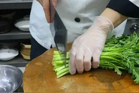 蒜蓉茼蒿怎么做，学会这几步，蒜香浓郁，简单好吃视频封面