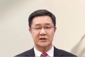 解读《纲要》加强党的创新理论体系化学理化研究阐释和成果应用 近日，《教育强国建设规划纲要（2024—2035年）》（以下简称《纲要》）正式发布。《纲要》全文共11部分，除“总体要求”和“组织实施”部分外，具体明确了38条重点任务。这些任务部署牢牢把握教育“三大属性”，将教育强国“六大特质”和“八大体系”全面转化为教育强国的战略图景。

教育部新媒体矩阵推出“解码《纲要》”栏目，聚焦38条重点任务进行逐一解读。今天，解码第二条“加强党的创新理论体系化学理化研究阐释和成果应用”。

《纲要》指出，要“加强党的创新理论体系化学理化研究阐释和成果应用”。党的创新理论研究成果如何更好融入学校思想政治教育？专家解读来了——视频封面