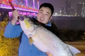 近日，江西南昌，男子钓到56斤大鳡鱼，兴奋地骑车在街上遛了5个小时，“天气太冷，要不然我还能遛！”#钓鱼 #运气 #震撼视频封面