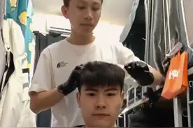 5月8日（采访），河北沧州，大学宿舍#理发店 爆火！“00后”用剪刀解锁同学高颜值，“没有翻车过，一天能剪10个#大学生 #发型设计