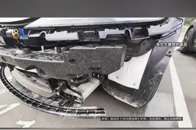 张先生有一辆特斯拉MODEL 3，买来花了23万多，才开了三个多月。前几天他去绍兴柯桥一家贴膜店，店员把车子倒进店里的时候撞上了墙。双方事后签了一份协议，张先生拿了七千五百元赔偿，后来得知保险公司不理赔，特斯拉的维修报价是两万多...张先生觉得自己吃亏了。#1818黄金眼 #特斯拉 #汽车视频封面