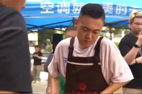 1700公里，一天一夜赶赴！7月3日（采访），贵州榕江，山东农村大席老板开流动餐车驰援榕江，支大锅为1000多人现场做饭，“有什么食材就做什么饭。”