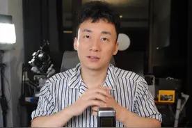 出国之前和大家聊聊充电宝该怎么选，有技巧的，要不然上不了飞机 #一条视频告诉你充电宝怎么选 大家可以收藏，作为多年的科技博主，虽然现在做视频内容少了，但是生活经历还是有的，关于充电宝的事情。几个技巧，一个要看品牌，一个要看3C认证，最后要知道充电宝是消耗品，时刻观察充电宝的状态，另外按需购买。