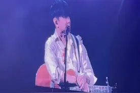 据林俊杰纽约演唱会现场歌迷称，现场给的荧光棒，居然是周深世界巡回演唱会的荧光棒。对此，林俊杰在演唱会现场及时回应，JJ20的荧光棒被卡在海关出不来，贴心表示用餐票来补偿大家。（来源：宇宙无敌神喵王 summerdaydayday 一颗贝贝球 萨姆赛特 纽约_兔八哥跑腿 hdttt）视频封面